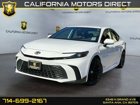 Used 2025 Toyota Camry SE w/ Convenience Package image 1