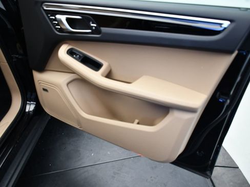 Certified 2023 Porsche Macan AWD/4WD image 23