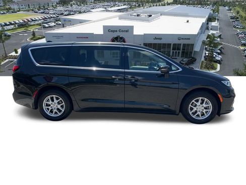 Certified 2023 Chrysler Pacifica Touring-L FWD image 14