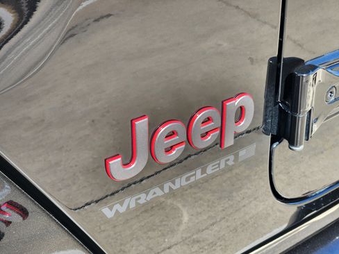 Used 2024 Jeep Wrangler Unlimited Rubicon image 35