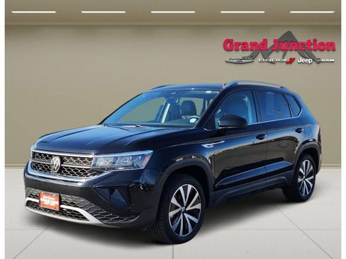 Used 2023 Volkswagen Taos SE image 2