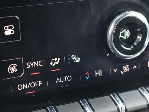 Used 2025 GMC Yukon XL Denali image 30