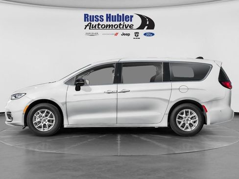 Used 2025 Chrysler Pacifica Select FWD image 3