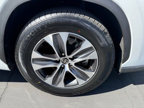 Certified 2023 Toyota Highlander XLE image 10