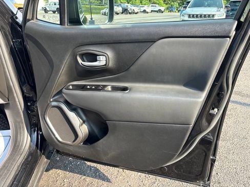 Used 2023 Jeep Renegade Latitude w/ Premium Group AWD/4WD image 17