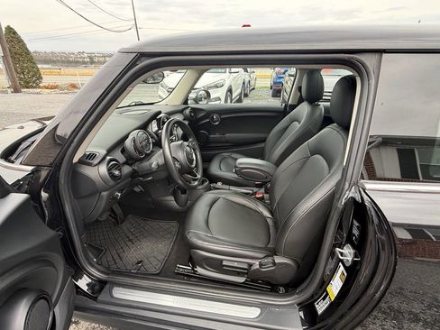 Used 2019 MINI Cooper 2-Door Hardtop w/ Signature Upholstery Package image 11