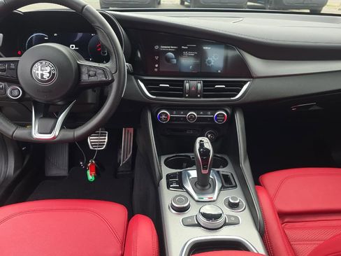 Used 2024 Alfa Romeo Giulia Veloce image 8