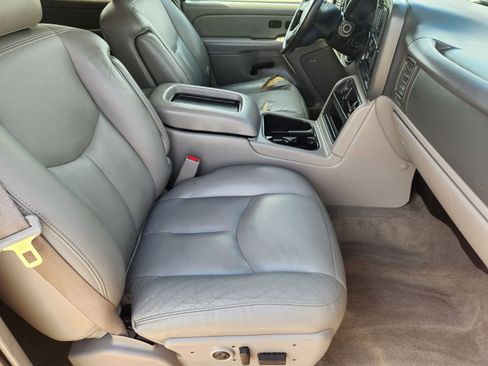 Used 2005 Chevrolet Avalanche LT w/ Preferred Equipment Group AWD/4WD image 19