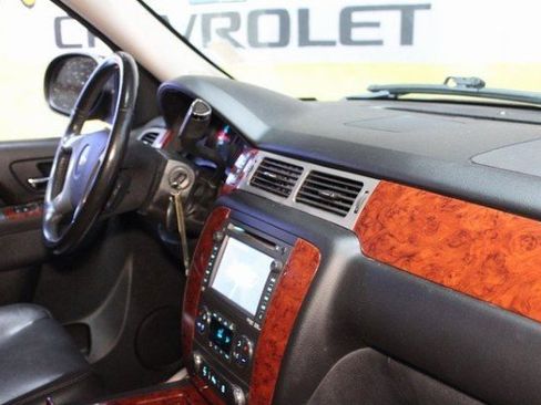 Used 2013 Chevrolet Avalanche LTZ image 10