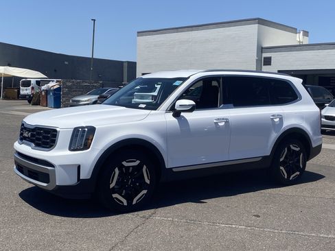 Used 2023 Kia Telluride S FWD image 2