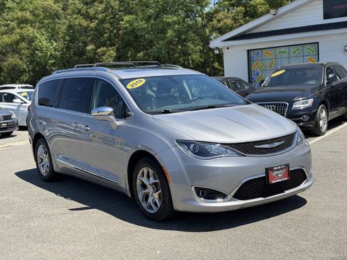 Used 2018 Chrysler Pacifica Limited FWD image 3