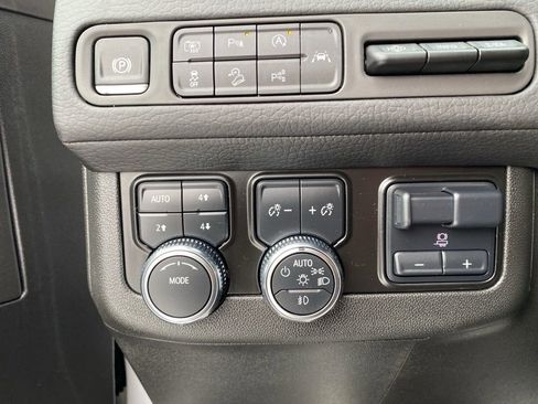 Used 2024 GMC Yukon XL Denali w/ Advanced Technology Package image 15