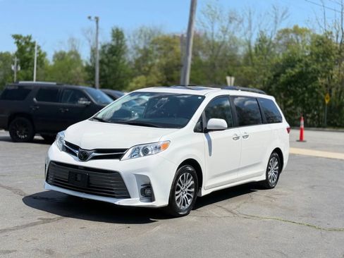 Used 2019 Toyota Sienna XLE w/ XLE Navigation Package FWD image 5