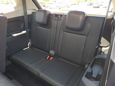Used 2024 Volkswagen Tiguan SE w/ Panoramic Sunroof Package FWD image 10