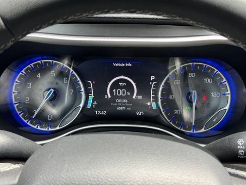 Used 2023 Chrysler Pacifica Touring-L FWD image 2