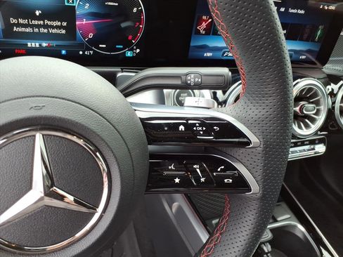 Certified 2025 Mercedes-Benz GLB 250 4MATIC image 17