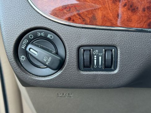 Used 2013 Chrysler Town & Country Touring image 11