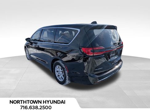 Used 2024 Chrysler Pacifica Touring-L image 3