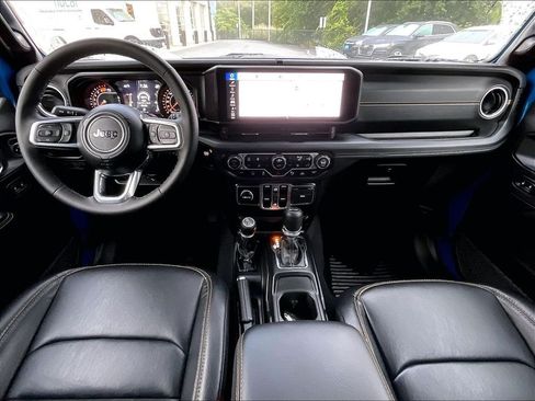 Used 2025 Jeep Wrangler Unlimited Sahara AWD/4WD image 21