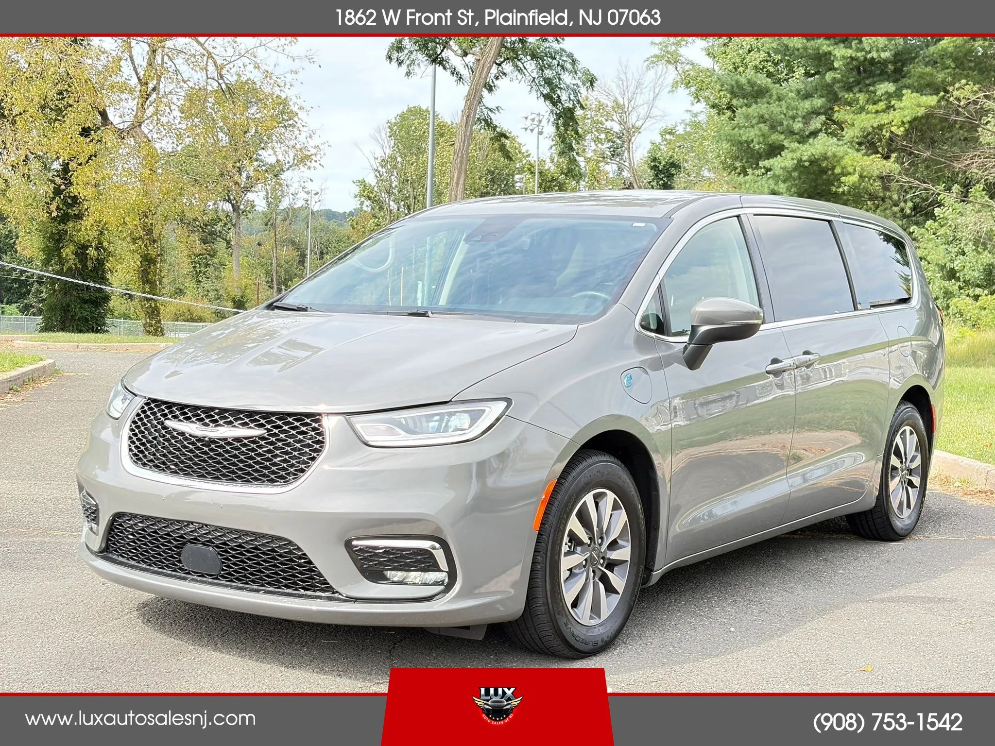 Used 2023 Chrysler Pacifica Touring-L FWD image 2