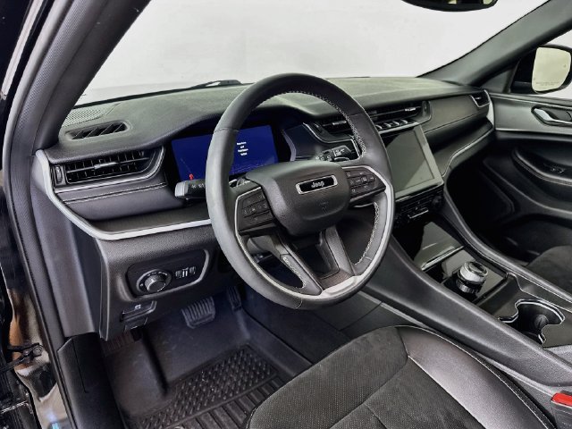Used 2024 Jeep Grand Cherokee Altitude AWD/4WD image 12