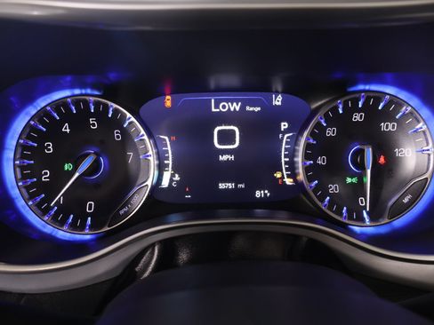 Used 2025 Chrysler Pacifica Limited FWD image 4