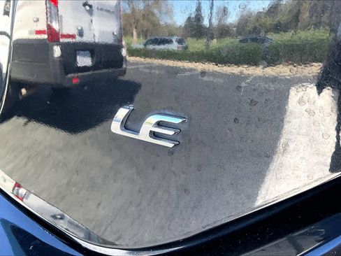 Used 2018 Toyota Corolla LE image 9