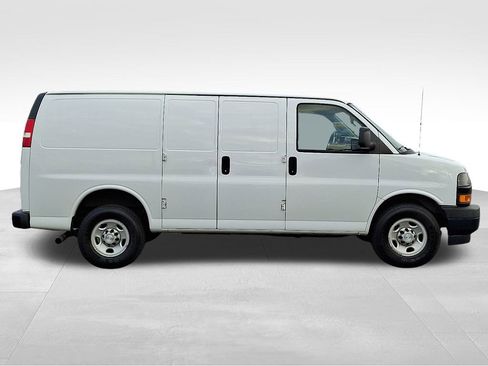 Used 2018 Chevrolet Express 3500 w/ Driver Convenience Package image 9