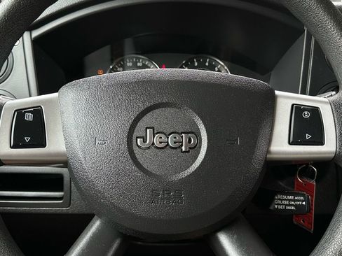 Used 2008 Jeep Commander Sport image 23