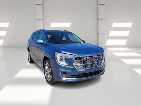 Used 2024 GMC Terrain Denali w/ Denali Premium Package AWD/4WD image 3