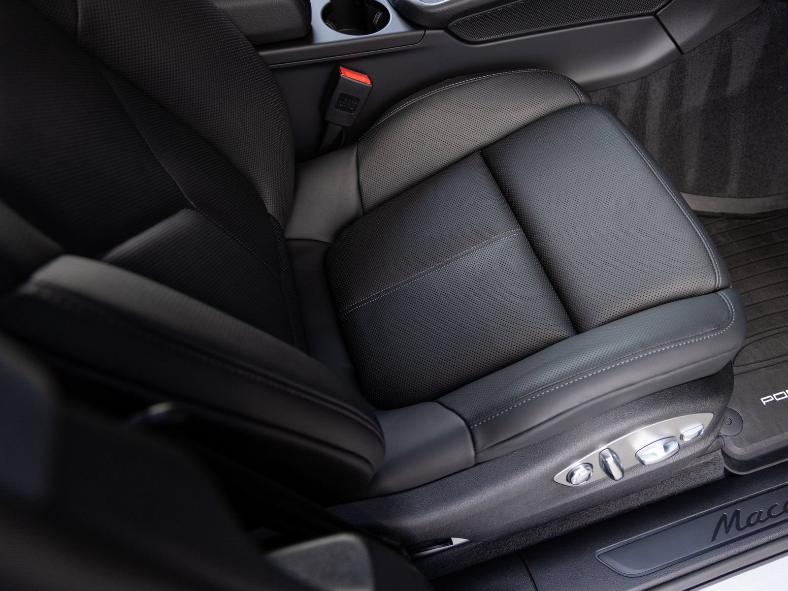 Certified 2026 Porsche Macan AWD/4WD image 34