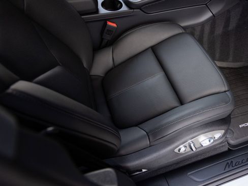 Certified 2026 Porsche Macan AWD/4WD image 34