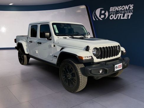 Used 2025 Jeep Gladiator Sport AWD/4WD image 7