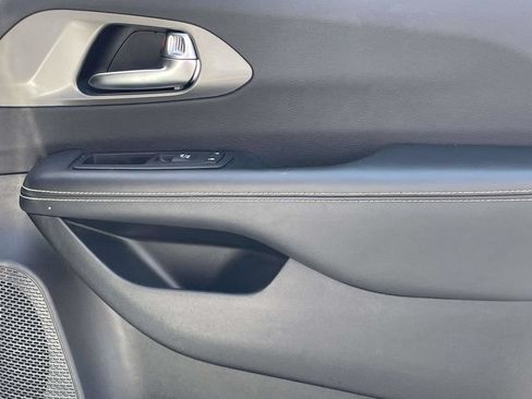 Certified 2025 Chrysler Pacifica Select FWD image 14