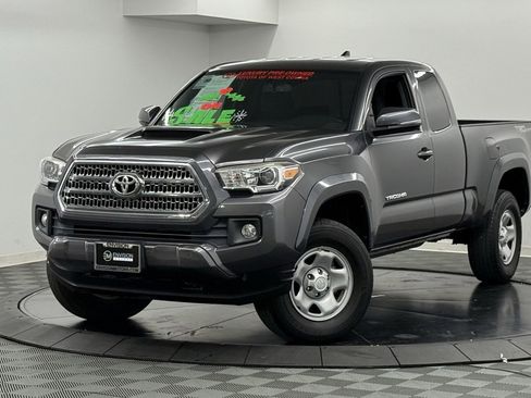 Used 2017 Toyota Tacoma TRD Sport image 2
