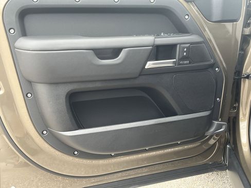 Used 2025 Land Rover Defender 110 X-Dynamic SE image 11