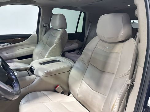 Used 2019 Cadillac Escalade Premium Luxury image 36