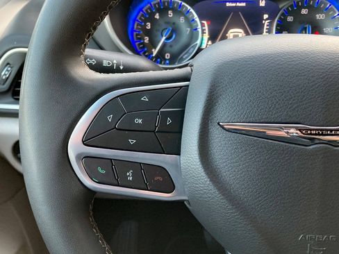 Used 2023 Chrysler Pacifica Touring-L FWD image 18