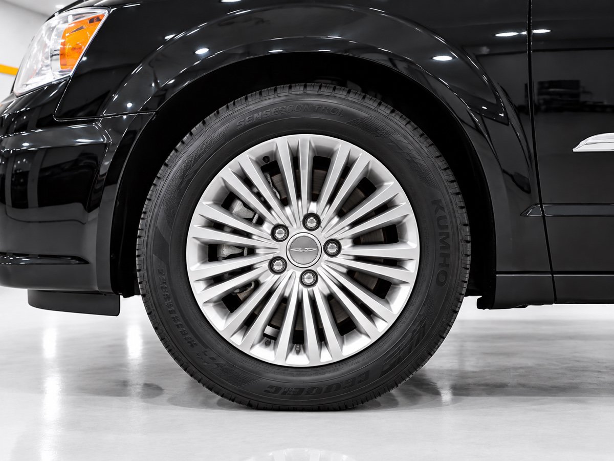 Used 2016 Chrysler Town & Country Touring-L FWD image 9