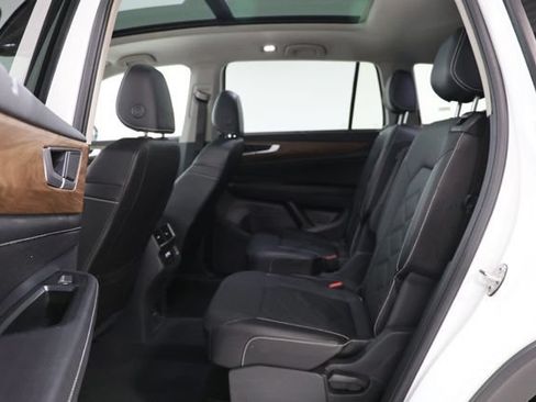 Used 2025 Volkswagen Atlas SE FWD image 32