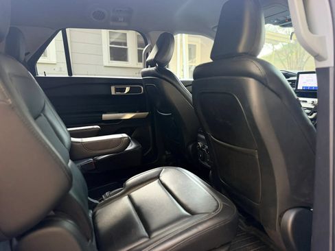 Used 2020 Ford Explorer XLT w/ Equipment Group 202A AWD/4WD image 13
