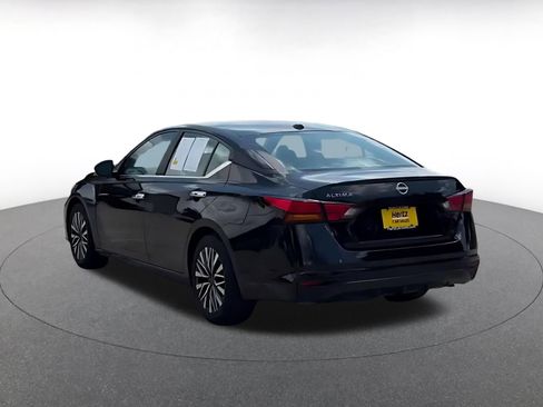 Used 2025 Nissan Altima 2.5 SV FWD image 11