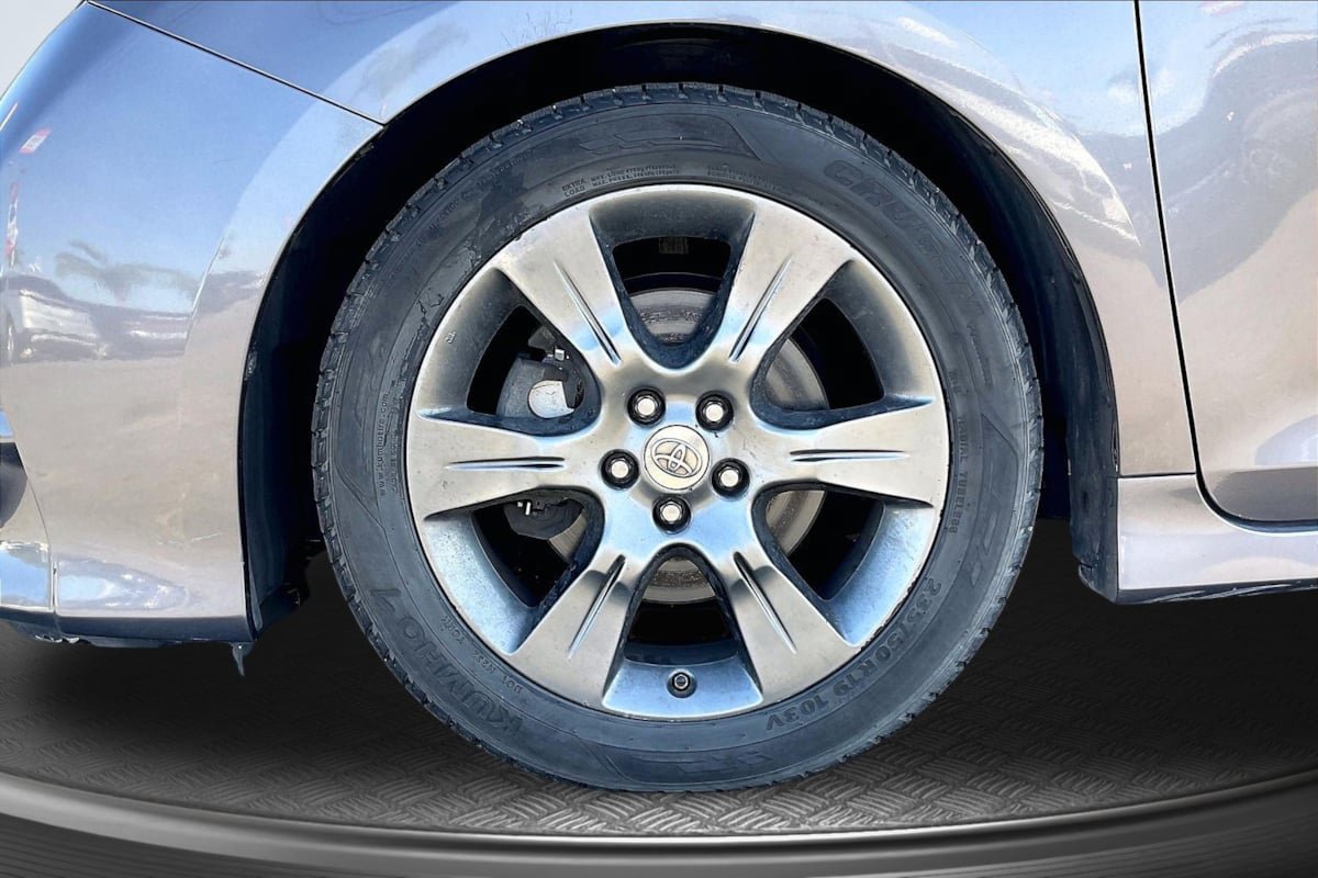 Used 2015 Toyota Sienna SE FWD image 9
