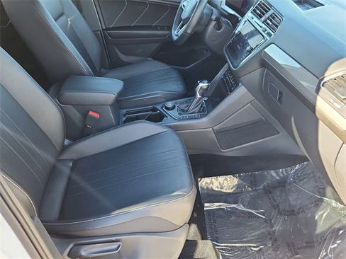 Certified 2022 Volkswagen Tiguan SE R-Line image 12
