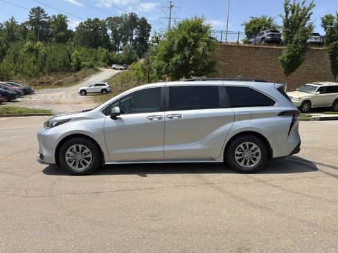 Used 2025 Toyota Sienna XLE w/ XLE Plus Package FWD image 8