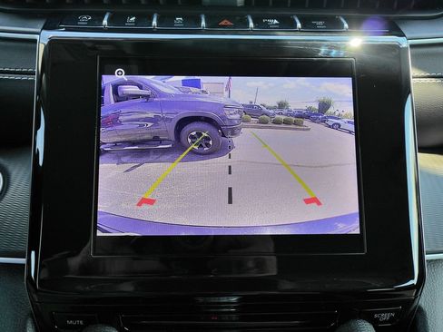Used 2023 Jeep Grand Cherokee Laredo AWD/4WD image 31
