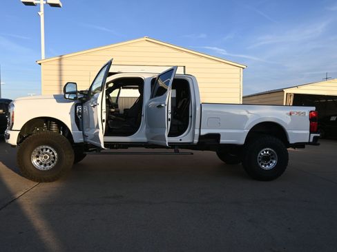 Used 2024 Ford F350 Platinum w/ FX4 Off-Road Package image 31