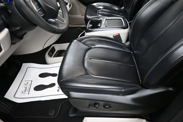 Used 2023 Chrysler Pacifica Touring-L FWD image 15