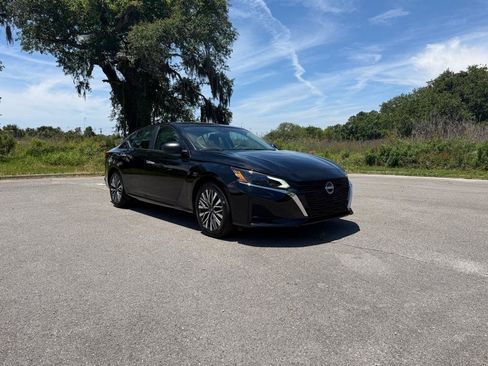 Used 2025 Nissan Altima 2.5 SV FWD image 7