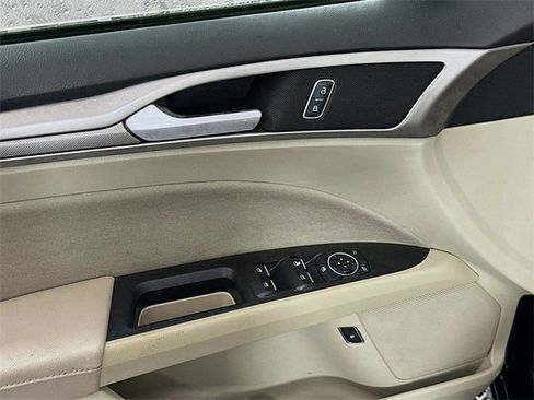 Used 2019 Ford Fusion SE image 18